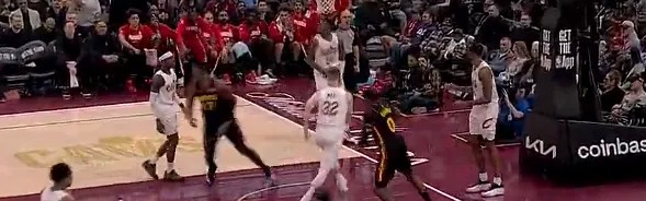 世界杯app下载-库明加攻守转换抗开对手上篮打进，老鹰本场比赛首次领先