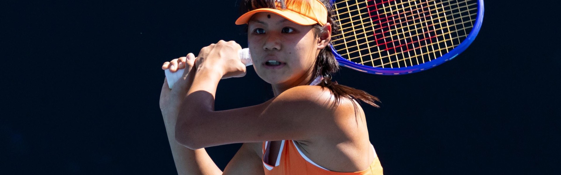 世界杯app下载-2-0夺15连胜！中国网球15岁天才少女进8强：边哭边扫追赶郑钦文？