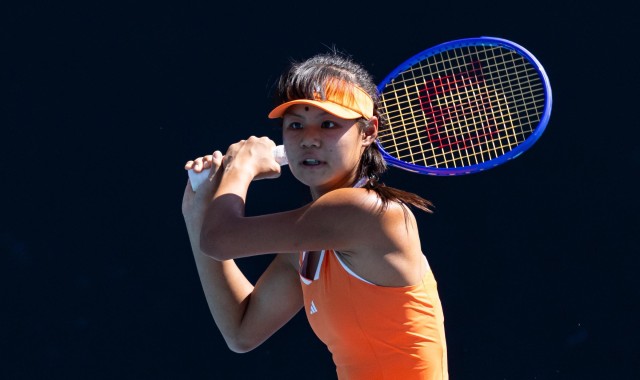世界杯app下载-2-0夺15连胜！中国网球15岁天才少女进8强：边哭边扫追赶郑钦文？